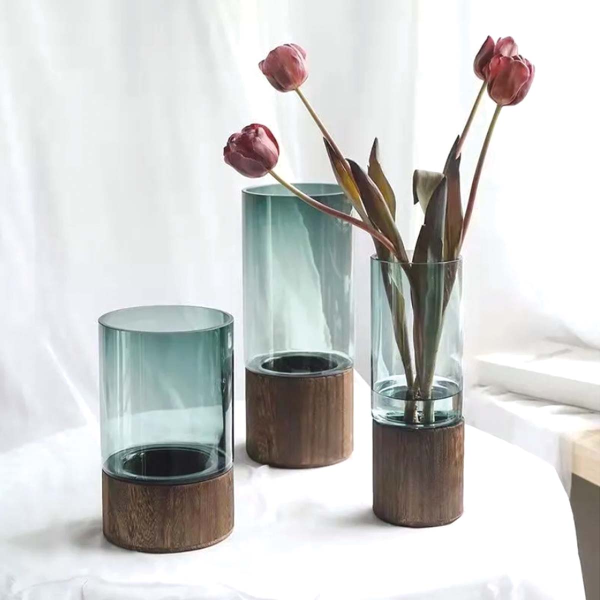 Vase à fleurs en verre et bois