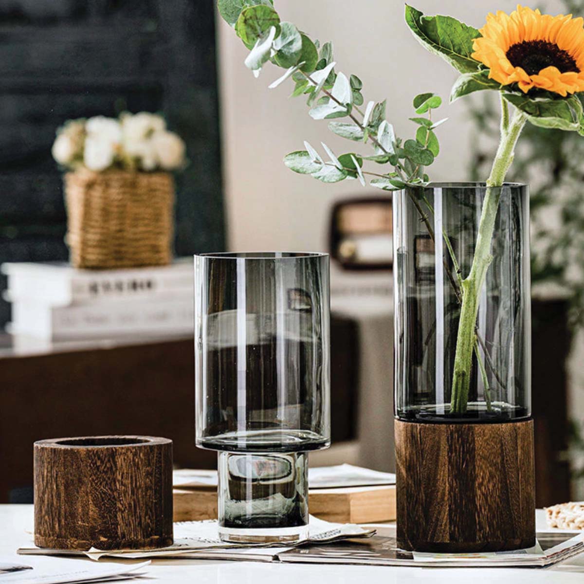 Vase à fleurs en verre et bois